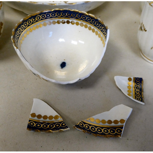 165 - Late 18thC Caughley porcelain teaware, decorated in gilded blue and white with floral sprigs and oth... 