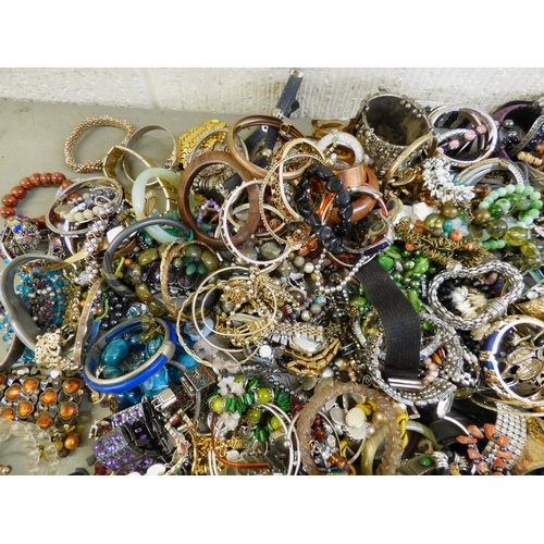 74 - Costume jewellery: to include fixed bangles