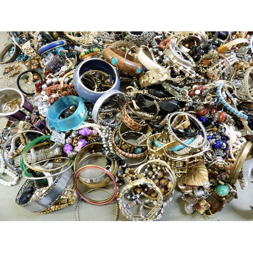 74 - Costume jewellery: to include fixed bangles