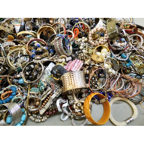 74 - Costume jewellery: to include fixed bangles