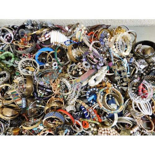 74 - Costume jewellery: to include fixed bangles