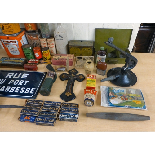 Vintage household and other collectables: to include branded tins