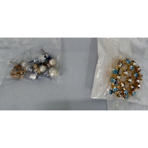 11 - Costume jewellery and items of personal ornament: to include wrist and pocket watches&nbsp; variousl... 