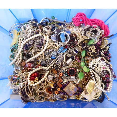 33 - Costume jewellery: to include brooches; and simulated pearl necklaces