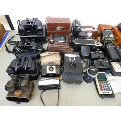 40 - Photographic equipment and accessories: to include camera lenses; and binoculars&nbsp;