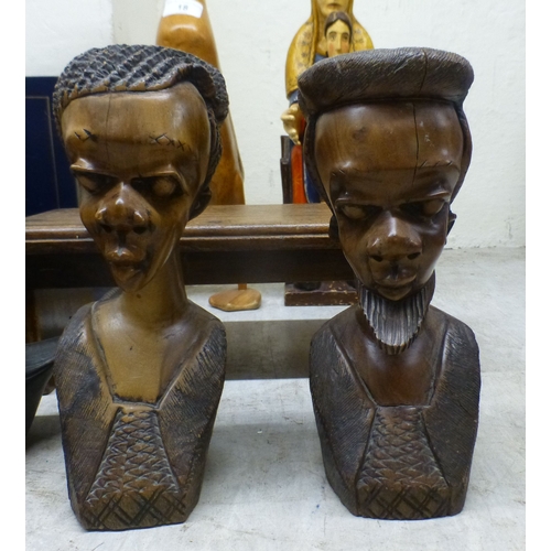18 - Wooden collectables: to include carved regal figures&nbsp; tallest 15