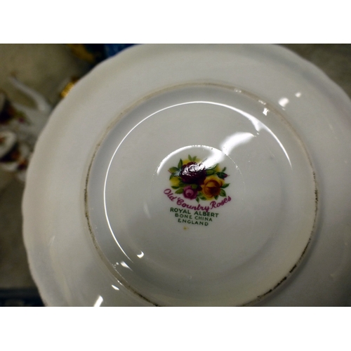 22 - Decorative ceramics: to include a Herend porcelain vase  7