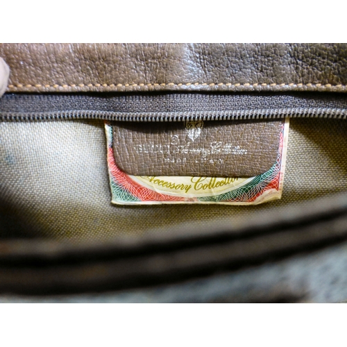 59 - A Gucci brown leather and fabric makeup bag   no.62402  6