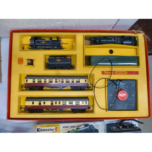 A Tri-ang 00/HO gauge train set boxed; track; and other accessories