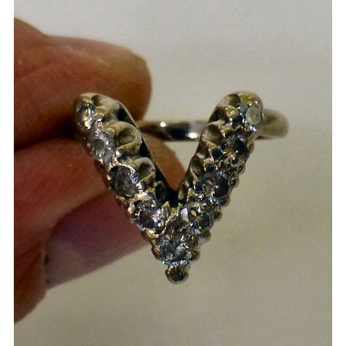 An 18ct white gold 'V' design ring, set with diamonds (approx. 3.8grms)