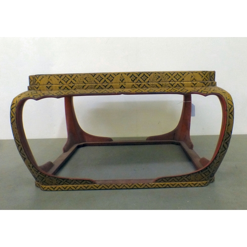 123 - An early 20thC Japanese red lacquered and gilded table, raised on curved legs  9