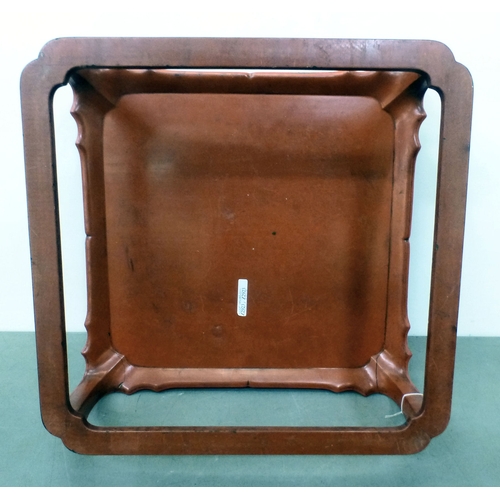 123 - An early 20thC Japanese red lacquered and gilded table, raised on curved legs  9
