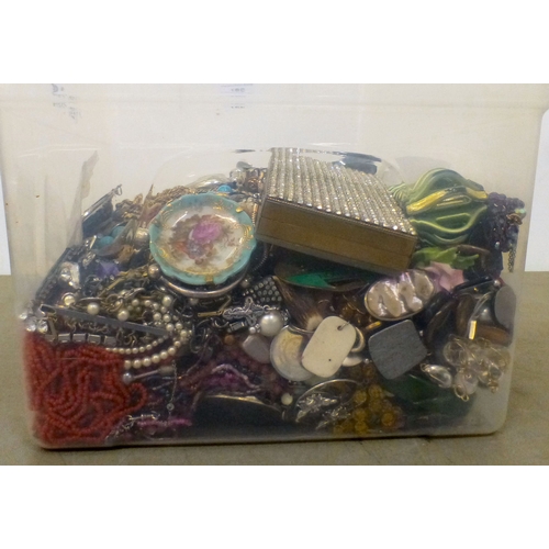 166 - Costume jewellery and items of personal ornament: to include necklaces; brooches; pens; and rings