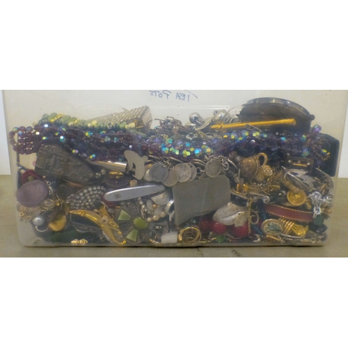 166 - Costume jewellery and items of personal ornament: to include necklaces; brooches; pens; and rings