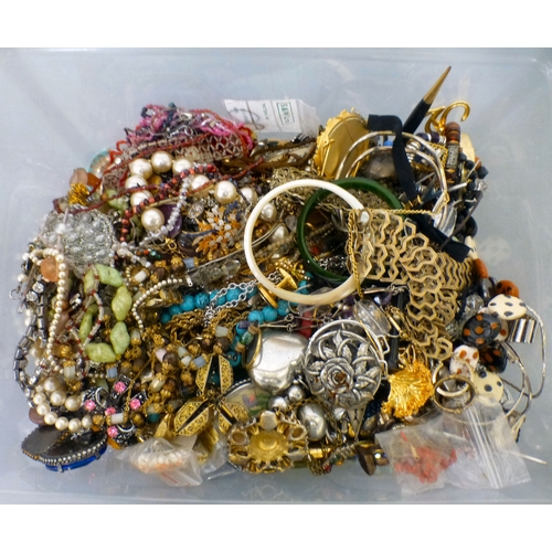 166 - Costume jewellery and items of personal ornament: to include necklaces; brooches; pens; and rings