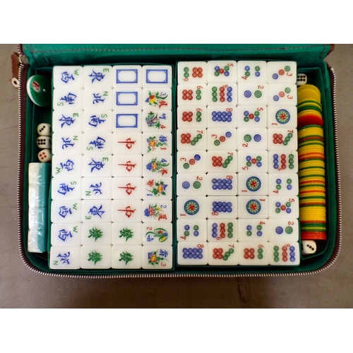 172 - A modern plastic Mah-Jong set, in a fitted faux hide case&nbsp;