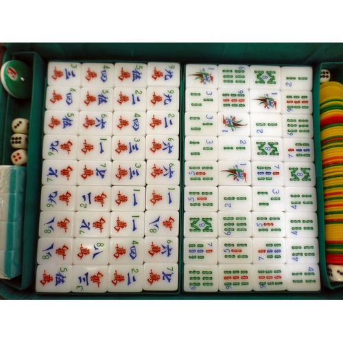 172 - A modern plastic Mah-Jong set, in a fitted faux hide case&nbsp;