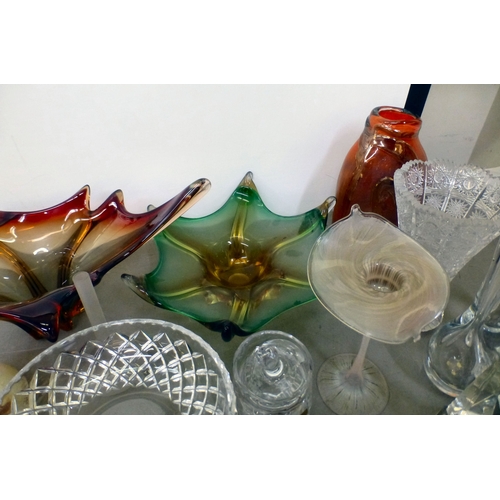 115 - Decorative glassware: to include a Stuart crystal bowl&nbsp; 5