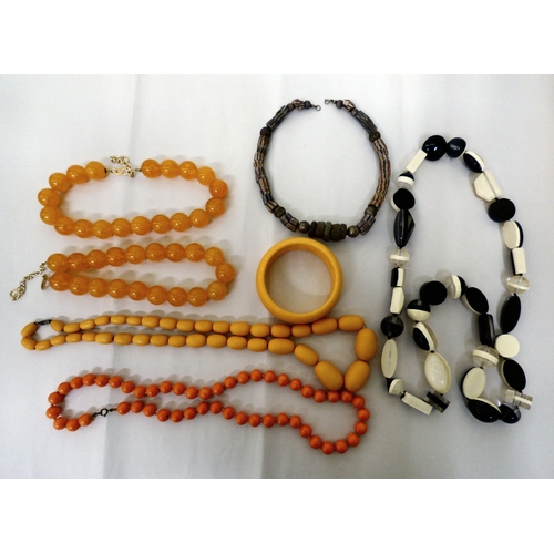 117 - Costume jewellery: to include simulated pearls and coloured bead necklaces&nbsp;