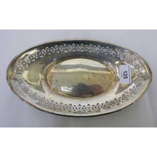 125 - White metal collectables: to include an oval dish with pierced border&nbsp; stamped Sterling&nbsp; 1... 