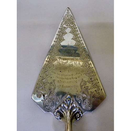 133 - Silver collectables: to include a presentation trowel&nbsp; Sheffield 1885&nbsp; (approx. combined g... 