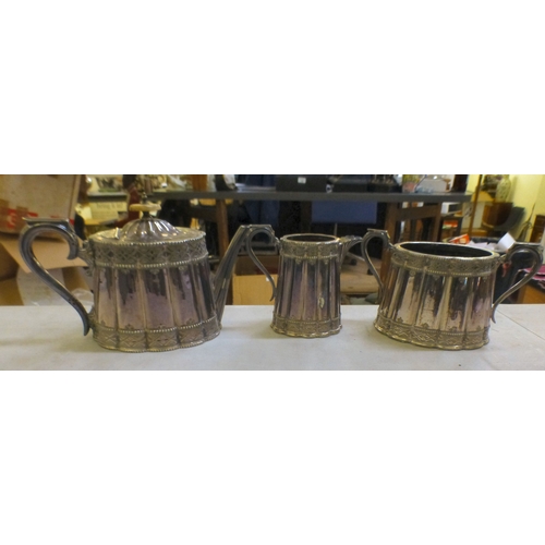 137 - Silver plate: to include an entr&eacute;e dish and cover&nbsp; 12