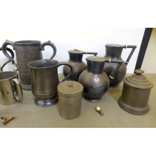 138 - Pewter: to include an 18th C quart tankard