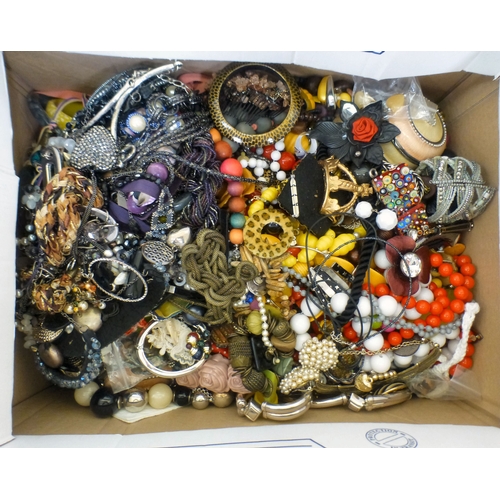 153 - Costume jewellery: to include coloured bead necklaces&nbsp;&nbsp;