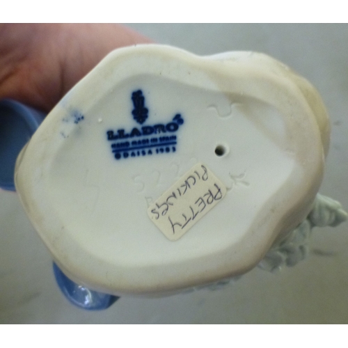 155 - A mixed lot: to include decorative commemorative Wedgwood china plates  7