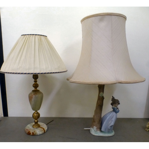 155 - A mixed lot: to include decorative commemorative Wedgwood china plates  7