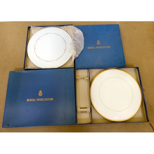 167 - China tea/dinnerware: to include examples by Royal Worcester&nbsp;