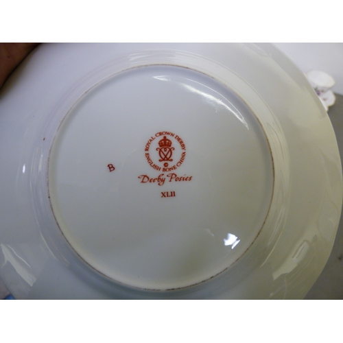 167 - China tea/dinnerware: to include examples by Royal Worcester&nbsp;