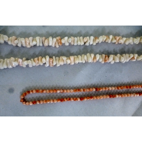 68 - Items of personal ornament: to include a yellow floral design brooch&nbsp; stamped 750&nbsp; (approx... 