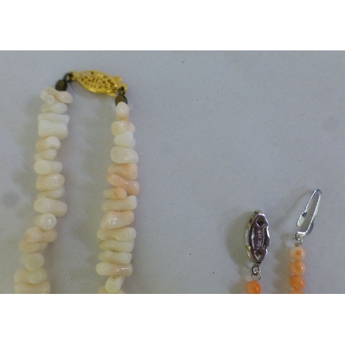 68 - Items of personal ornament: to include a yellow floral design brooch&nbsp; stamped 750&nbsp; (approx... 