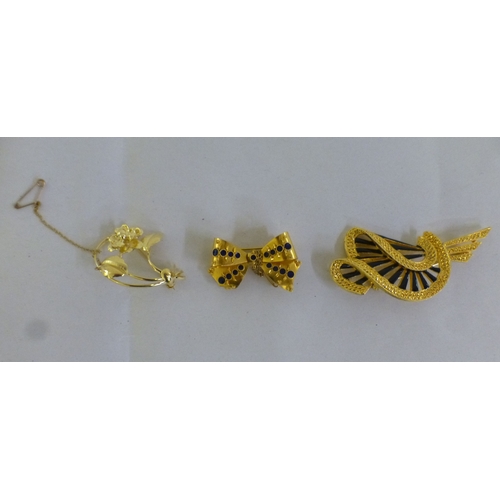 68 - Items of personal ornament: to include a yellow floral design brooch&nbsp; stamped 750&nbsp; (approx... 