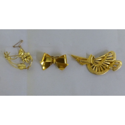 68 - Items of personal ornament: to include a yellow floral design brooch&nbsp; stamped 750&nbsp; (approx... 