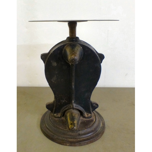 71 - A set of vintage cast iron Salters postal parcel balance scales&nbsp; model no.25&nbsp; 9