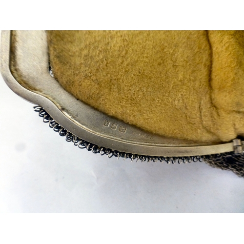 77 - A George V silver mounted chainmail purse&nbsp; London 1926&nbsp; (approx. 183grms)&nbsp;