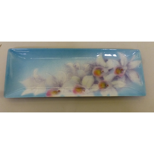 330 - Japanese lacquered tableware and accessories: to include chopsticks
