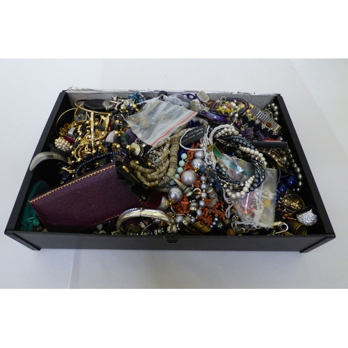 52 - Costume jewellery: to include necklaces; brooches; and cufflinks