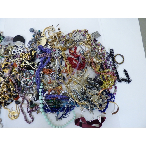 52 - Costume jewellery: to include necklaces; brooches; and cufflinks
