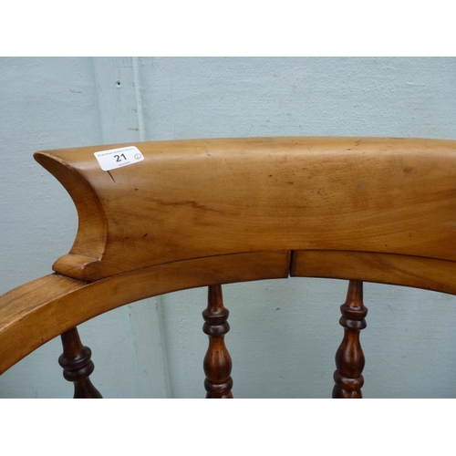 21 - An early 20thC oak Windsor chair with turned supports, raised on turned legs