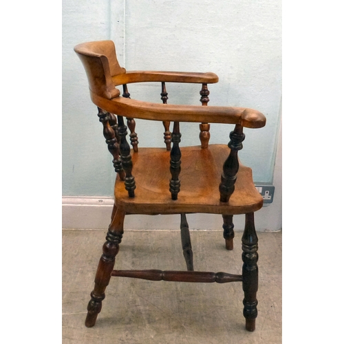 21 - An early 20thC oak Windsor chair with turned supports, raised on turned legs