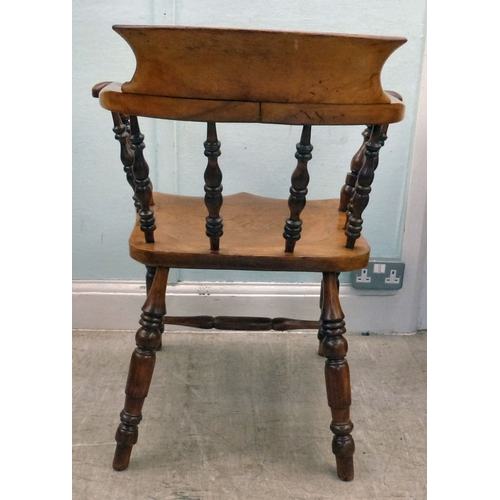21 - An early 20thC oak Windsor chair with turned supports, raised on turned legs