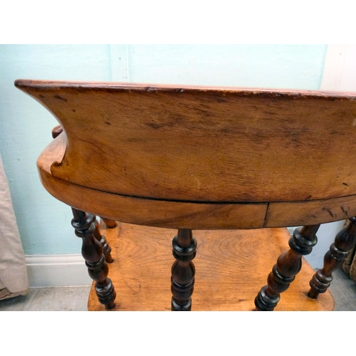 21 - An early 20thC oak Windsor chair with turned supports, raised on turned legs