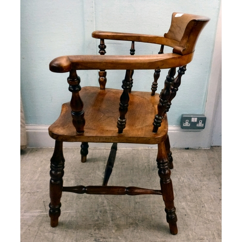 21 - An early 20thC oak Windsor chair with turned supports, raised on turned legs