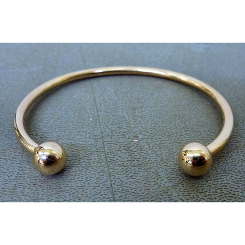 249 - A 9ct gold torque bracelet  boxed (approx. 12.2grms)