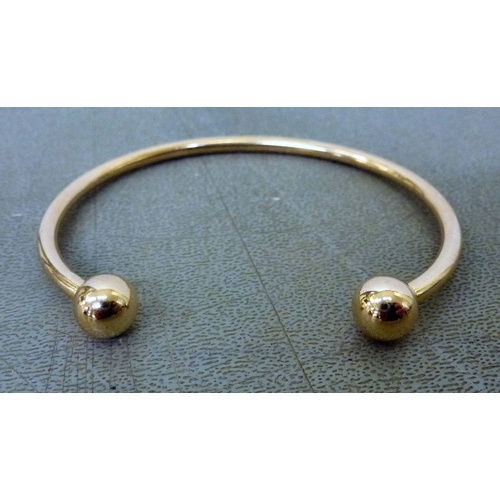 249 - A 9ct gold torque bracelet  boxed (approx. 12.2grms)