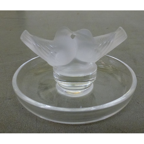 250 - Lalique glass ornaments, viz. a pin dish, surmounted by a pair of kissing doves  2