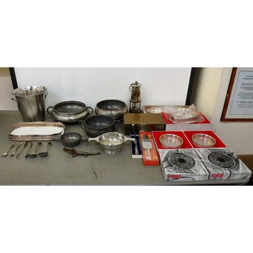 256 - Decorative and functional metalware: to include a spot-hammered pewter bowl&nbsp; 4